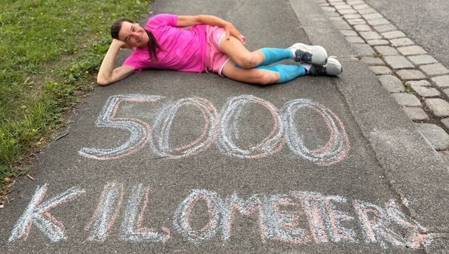 Shamita Achenbach-König im Ziel nach ihrem 5000km-Lauf rund um den Joseph-Kainz-Park in ...