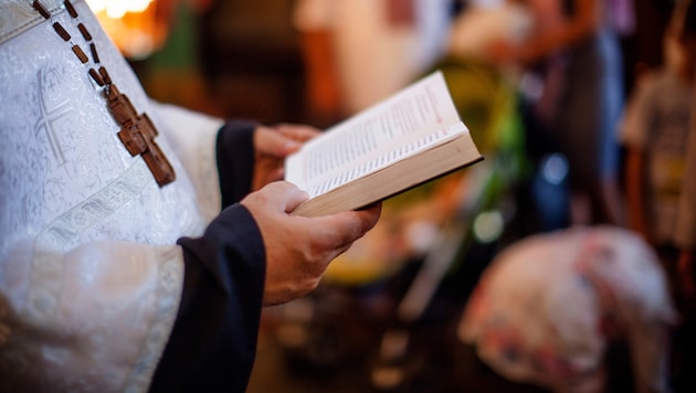 Der Priester wollte um jeden Preis verhindern, dass seine Verbindung mit der Prostituierten an ...