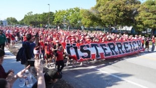 Tausende Österreich-Fans sind in San Francisco auf dem Weg ins Stadion.