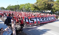 Tausende Österreich-Fans sind in San Francisco auf dem Weg ins Stadion.