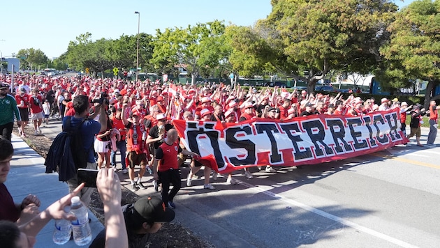 Tausende Österreich-Fans sind in San Francisco auf dem Weg ins Stadion.