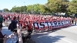 Tausende Österreich-Fans sind in San Francisco auf dem Weg ins Stadion.