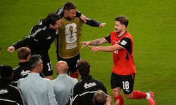 Romano Schmid jubelte sofort mit seinem verletzten Teamkollegen.