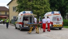 Die Arbeiter wollten eine Photovoltaik Anlage auf dem Dach eines Gebäudes montieren, als es zu ...