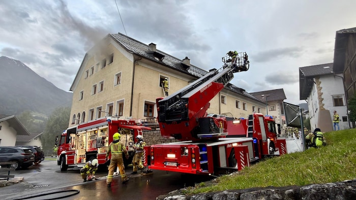 Den Rauch konnten die Feuerwehrleute schon beim Anrücken erkennen.