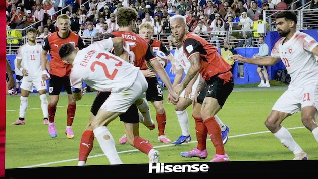 Bei Stefan Posch war der Arm am Ball.