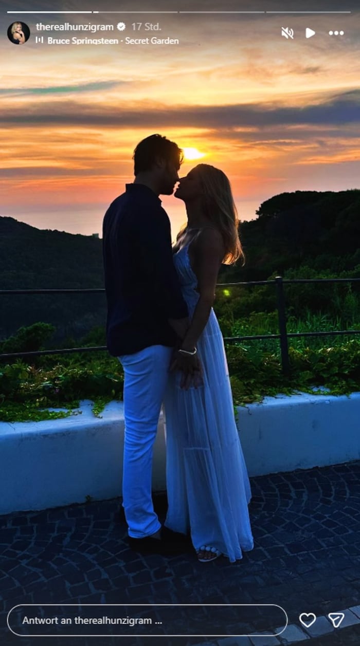 Michelle Hunziker teilte dieses romantische Kuss-Foto in ihrer Instagram-Story.