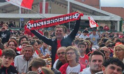 Österreichs WM-Einstand ist frühmorgens geglückt.