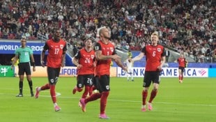 Arnautovic trifft, seine Kollegen jubeln mit ihm, er selbst findet einen Aspekt daran aber gar ...