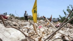 Die Hisbollah-Flagge auf Trümmern im Libanon: Dort gehen die Kampfhandlungen ungeachtet des ...