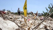 Die Hisbollah-Flagge auf Trümmern im Libanon: Dort gehen die Kampfhandlungen ungeachtet des ...
