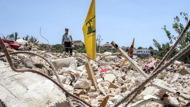Die Hisbollah-Flagge auf Trümmern im Libanon: Dort gehen die Kampfhandlungen ungeachtet des ...