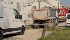 Der Baustellenverkehr in der engen Gasse.