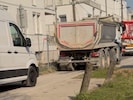 Der Baustellenverkehr in der engen Gasse.