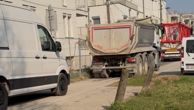 Der Baustellenverkehr in der engen Gasse.