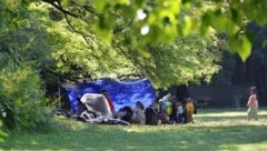Seit mehreren Tagen zeltet eine Familie im Metahofpark in Graz.