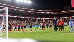 Unser ÖFB-Team feierte nach dem 3:1 gegen Jordanien mit den Fans. 