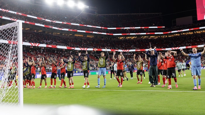 Unser ÖFB-Team feierte nach dem 3:1 gegen Jordanien mit den Fans.