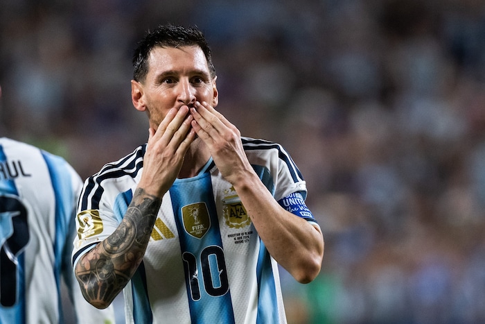 Lionel Messi zeigte gleich zum WM-Auftakt groß auf.