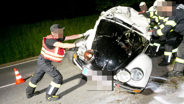 Der VW Käfer wurde weider auf seine vier Räder gestellt.