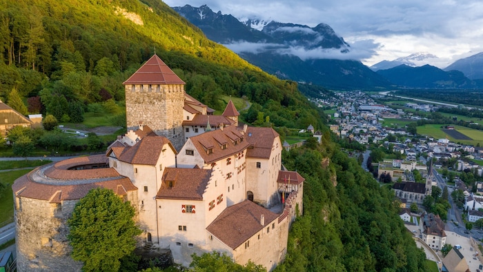 Hoch über der Hauptstadt Vaduz erhebt sich die Residenz der Fürstenfamilie. Der Öffentlichkeit ...