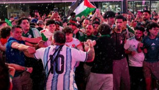 Vor dem Argentinien-Spiel krachten die beiden Fan-Lager aneinander.