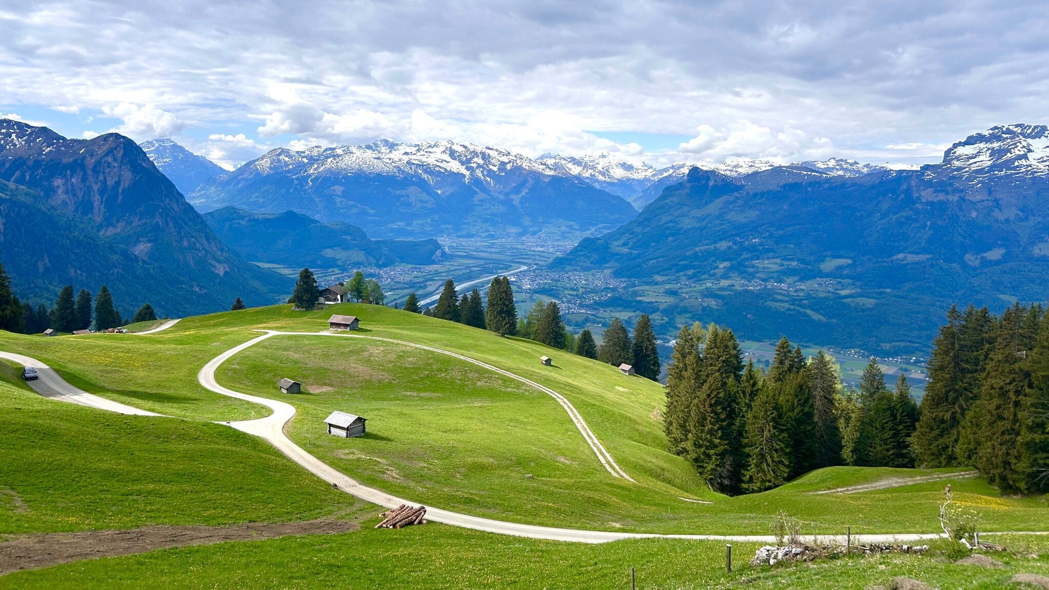 Sanfte Wiesenlandschaft trifft auf schroffe Bergkulisse. Der Blick reicht weit über den Rhein ...