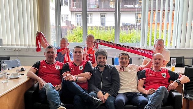 Im passenden Dress und mit Fanschals wurde im Klub der Vorarlberger Freiheitlichen mitgefiebert.