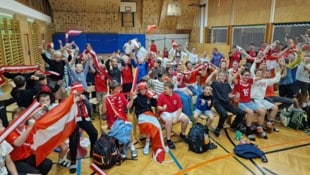 Riesenstimmung im Turnsaal der Neuen Mittelschule in Alpbach, samt Volksschülern zelebrierten ...