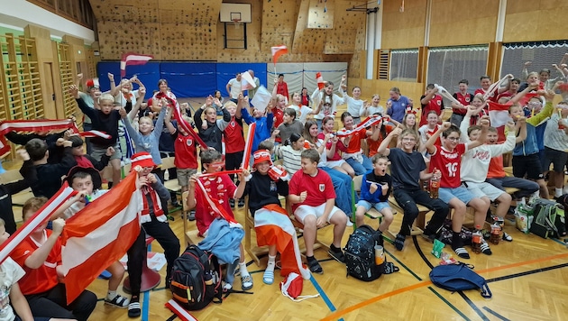 Riesenstimmung im Turnsaal der Neuen Mittelschule in Alpbach, samt Volksschülern zelebrierten ...