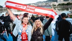 Kerstin (li.) und Viona im Freudentaumel. Erstere feierte ihren Geburtstag beim von der „Krone“ ...