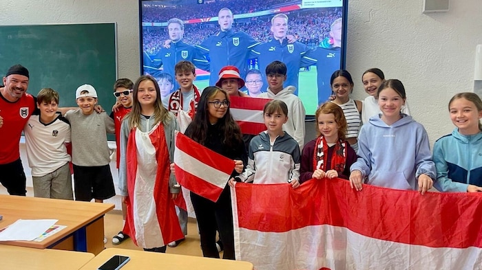 Bei der Hymne standen die Mittelschüler in Völs mit Fahnen Spalier.