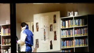 Spurenermittler am Tatort in der Schulbibliothek.