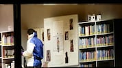 Spurenermittler am Tatort in der Schulbibliothek.