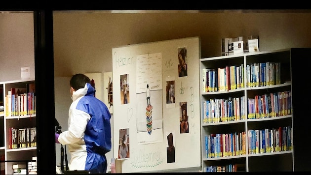 Spurenermittler am Tatort in der Schulbibliothek.