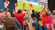 Gemeinsames Fußballschauen lässt Hemmungen sinken.