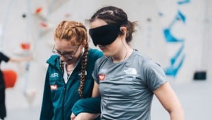 Lilli Laschitz (re.) mit Ansagerin Annika Behlen