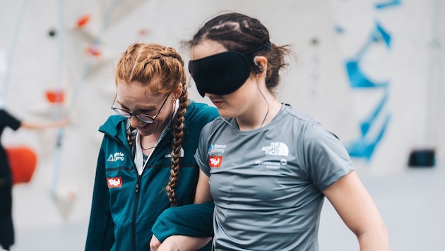 Lilli Laschitz (re.) mit Ansagerin Annika Behlen
