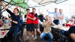 Das Café Landtmann lud am Mittwoch zum besonderen Frühstück: 120 Fußball-Fans starteten bei ...