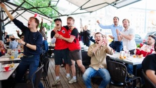 Das Café Landtmann lud am Mittwoch zum besonderen Frühstück: 120 Fußball-Fans starteten bei ...