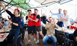 Das Café Landtmann lud am Mittwoch zum besonderen Frühstück: 120 Fußball-Fans starteten bei ...