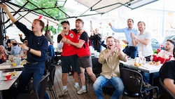 Das Café Landtmann lud am Mittwoch zum besonderen Frühstück: 120 Fußball-Fans starteten bei ...