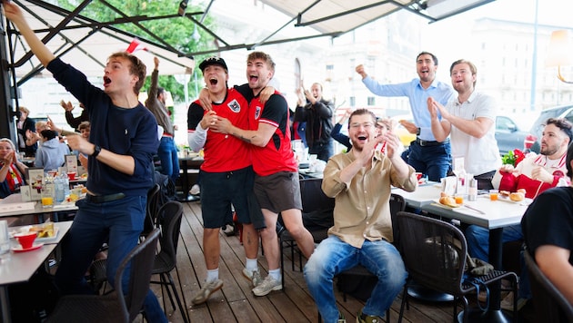 Das Café Landtmann lud am Mittwoch zum besonderen Frühstück: 120 Fußball-Fans starteten bei ...