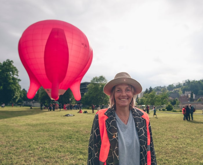 Die Künstlerin Barbara Husar vor ihrem Ballon