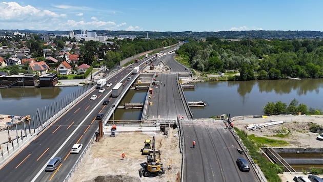Im Juni wurde die südliche Brücke an ihren endgültigen Standort verschoben (Bild), nun ist man ...
