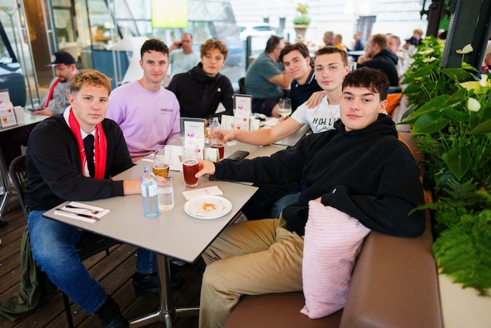 Die Schüler Kevin, Andreas, Lukas, Niklas, Giuliano und Felix feierten nach der bestandenen ...