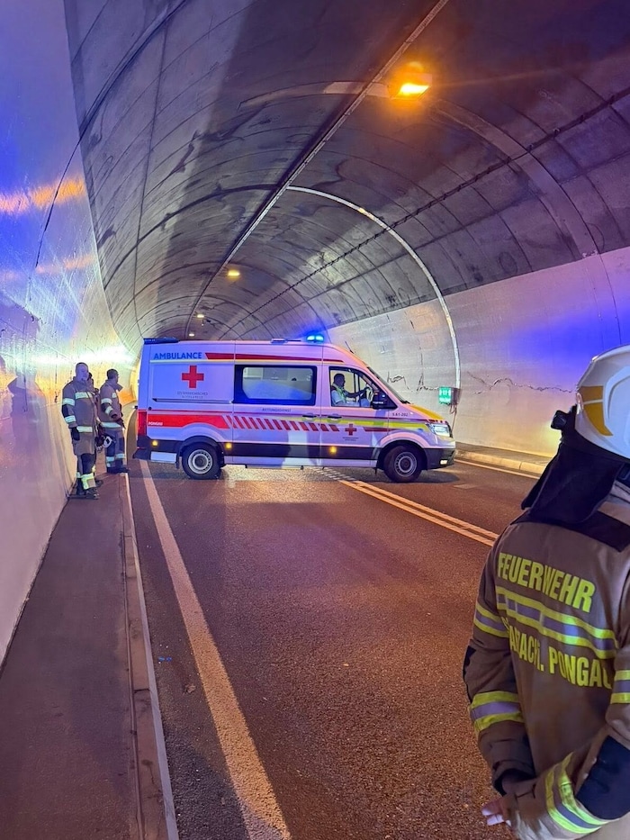 Unfall im Tunnel: Retter waren binnen kürzestes Zeit vor Ort. Für einen Motorradlenker kam aber ...