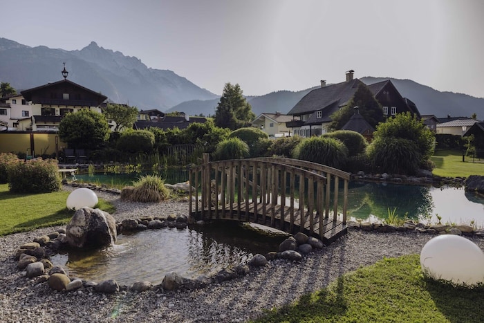 Im schön angelegten Hotelgarten die Seele baumeln lassen.