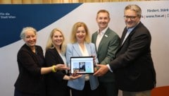 Stadtrat Peter Hacker, die drei FSW-Chefs Michael Rosenberg, Anita Bauer, Susanne Winkler und ...
