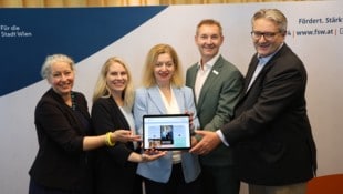 Stadtrat Peter Hacker, die drei FSW-Chefs Michael Rosenberg, Anita Bauer, Susanne Winkler und ...